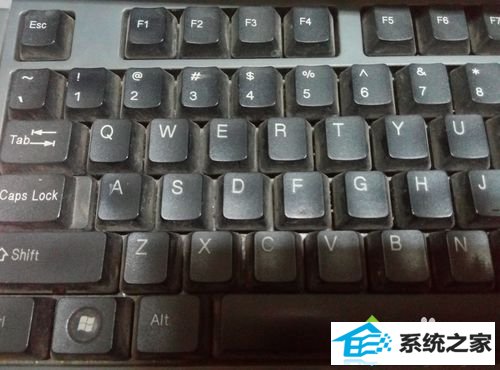 找到键盘的“Esc”